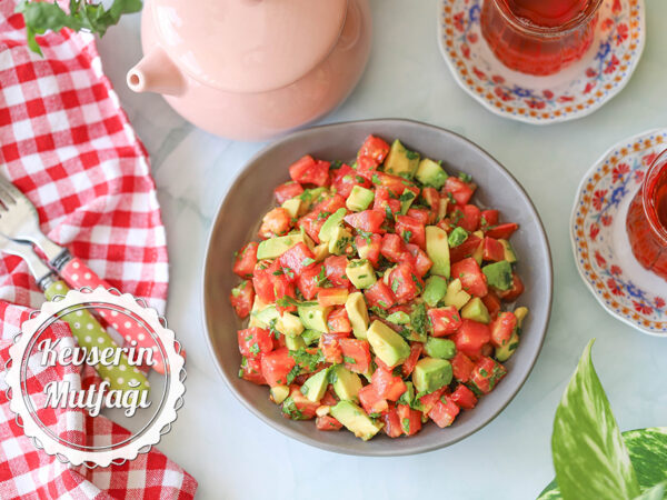 Avokadolu Kahvaltı Salatası Tarifi